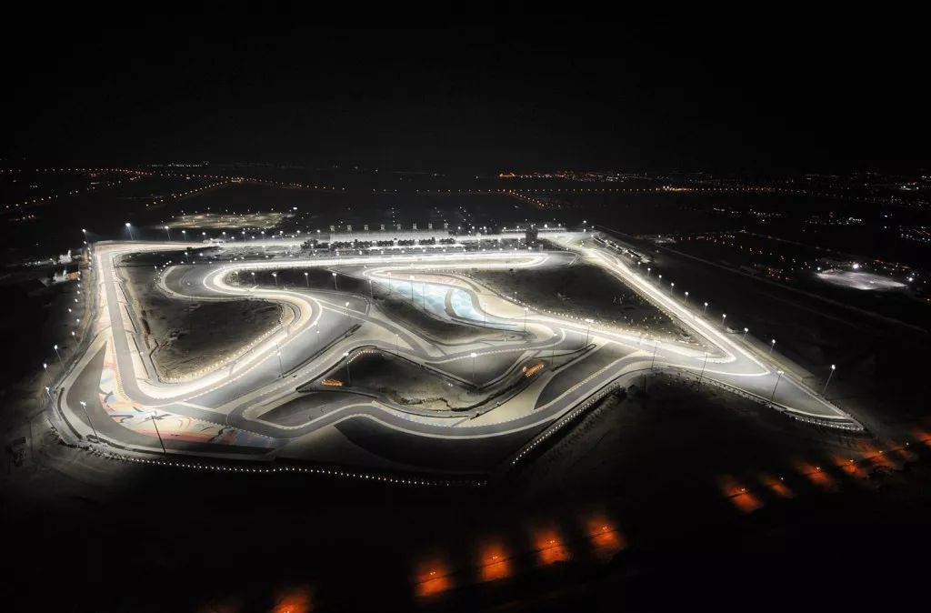 赛道百科（3）：沙漠中的F1-巴林国际赛车场揭秘及数据(图4)