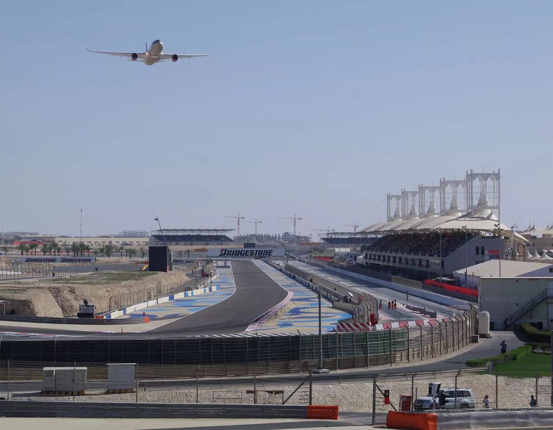 赛道百科（3）：沙漠中的F1-巴林国际赛车场揭秘及数据(图2)